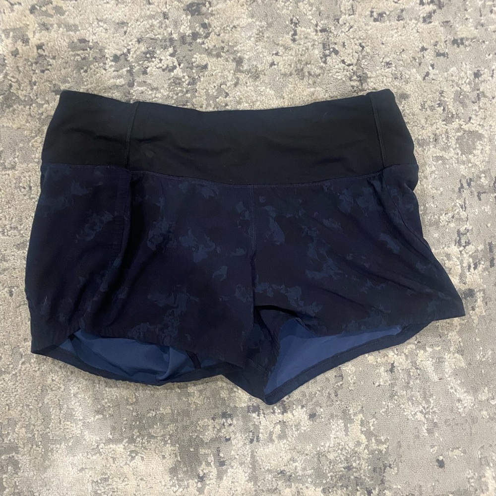 Lululemon size 4 speed up.  Navy print
